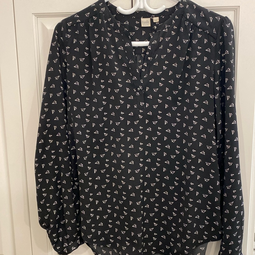 Twik from Simons polyester blouse. Cute paper plane design. Extra buttons.
